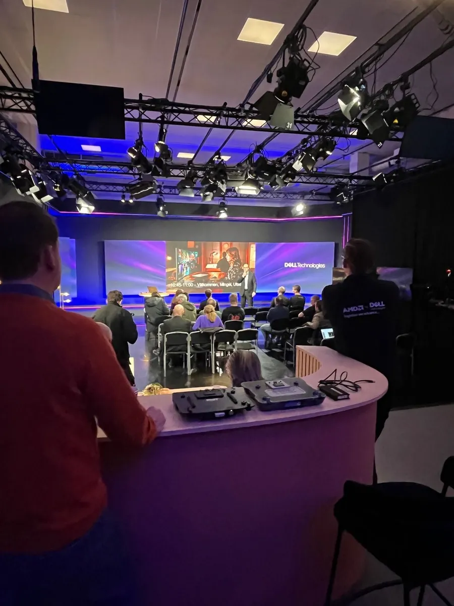 En publik i en studio ser en presentation om immersiv storytelling på en stor skärm