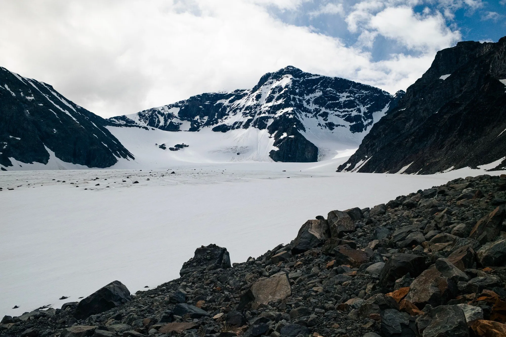 Storglaciären mellan mörka toppar, sedd från den steniga moränen
