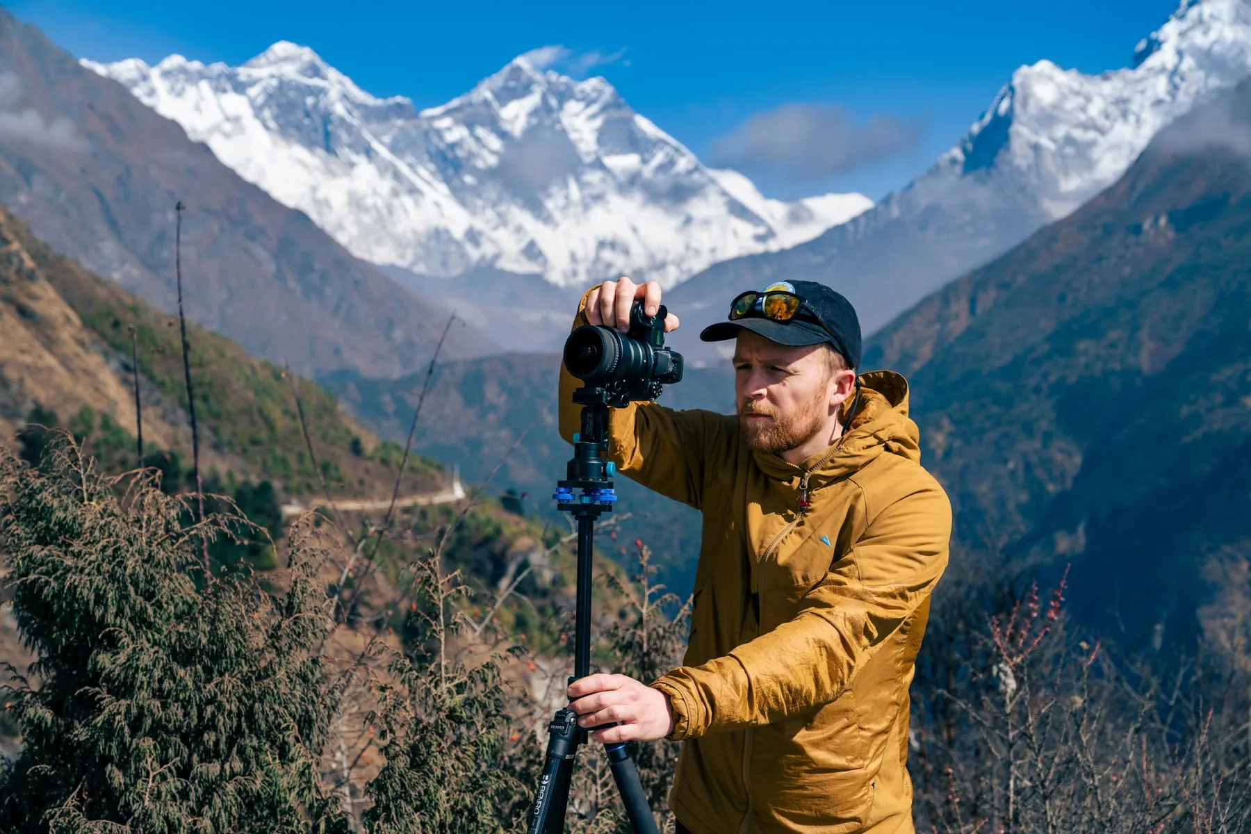 Martin Edström taking a 360° photo with Mount Everest behind him