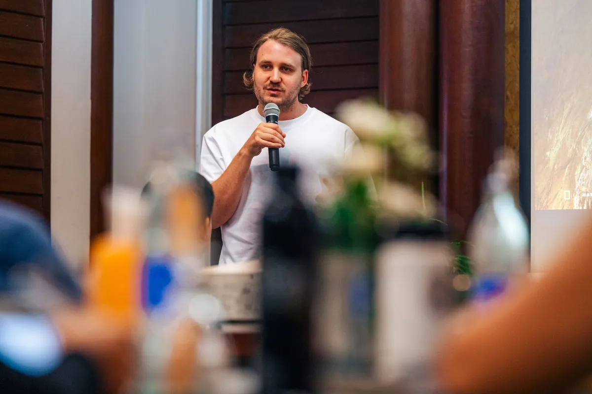 Martin Edström presenterar för en grupp workshopdeltagare